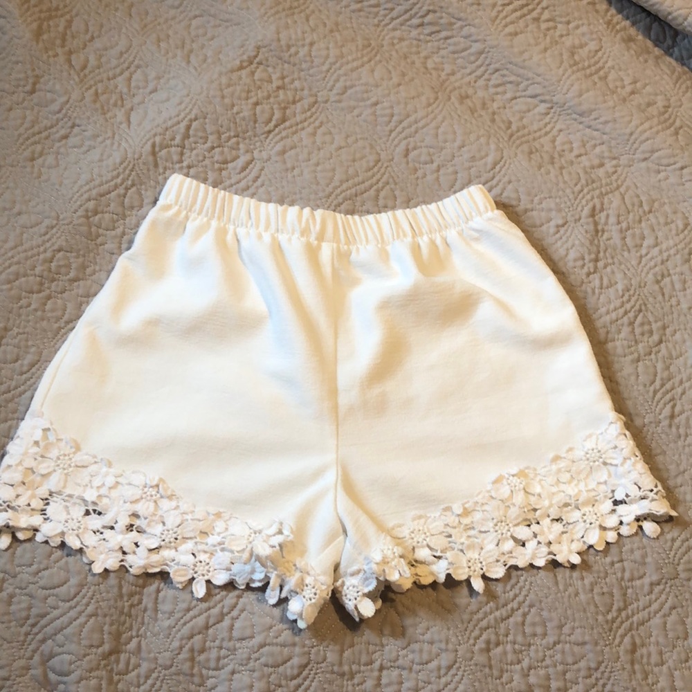 White High-Waisted Shorts with Crocheted Edges (M)
